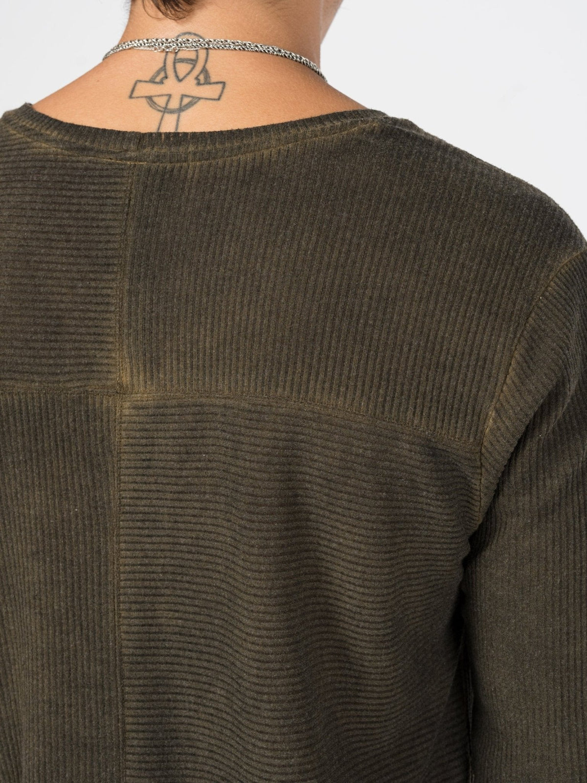 AITO Ribbed Cotton T-Shirt in Militare — close-up of the upper back where the yoke and centre seams meet, showing mixed rib direction and mottled garment dye.