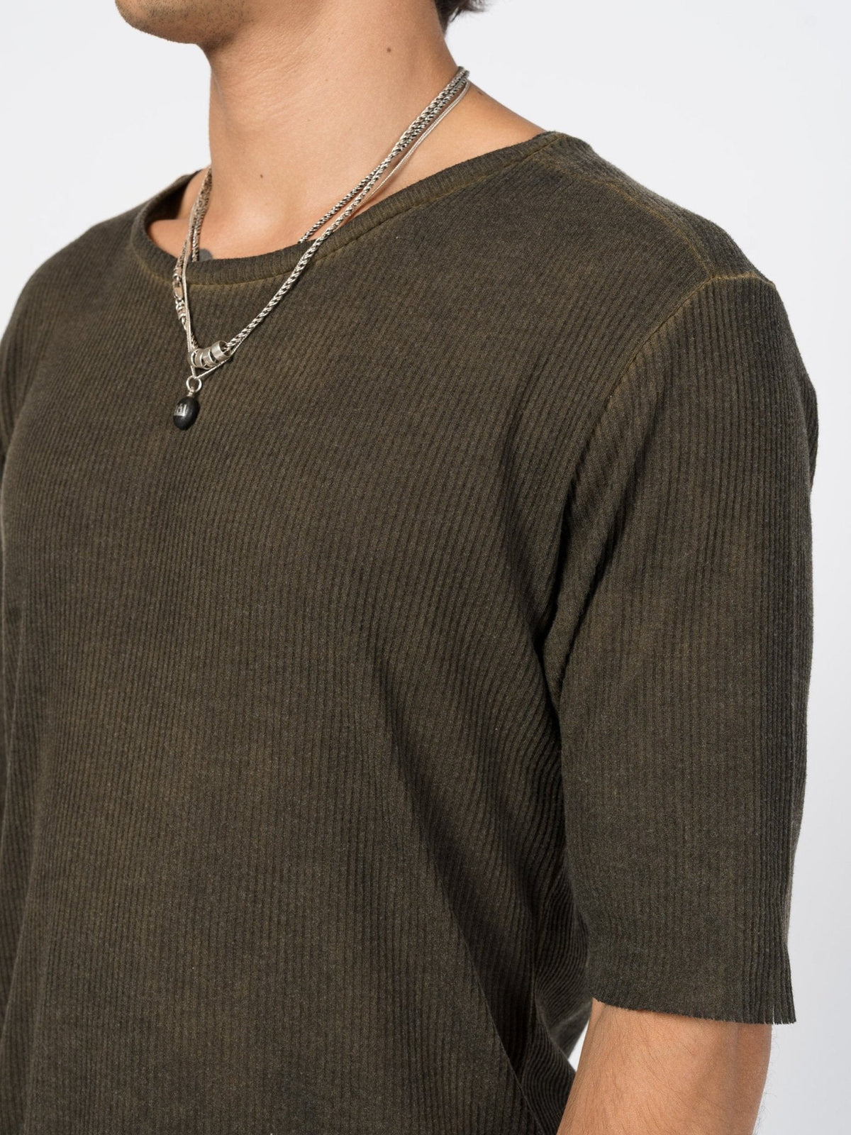 AITO Ribbed Cotton T-Shirt in Militare — close-up of the shoulder and neckline showing the raw-edge collar, vertical ribbing and uneven washed dye.