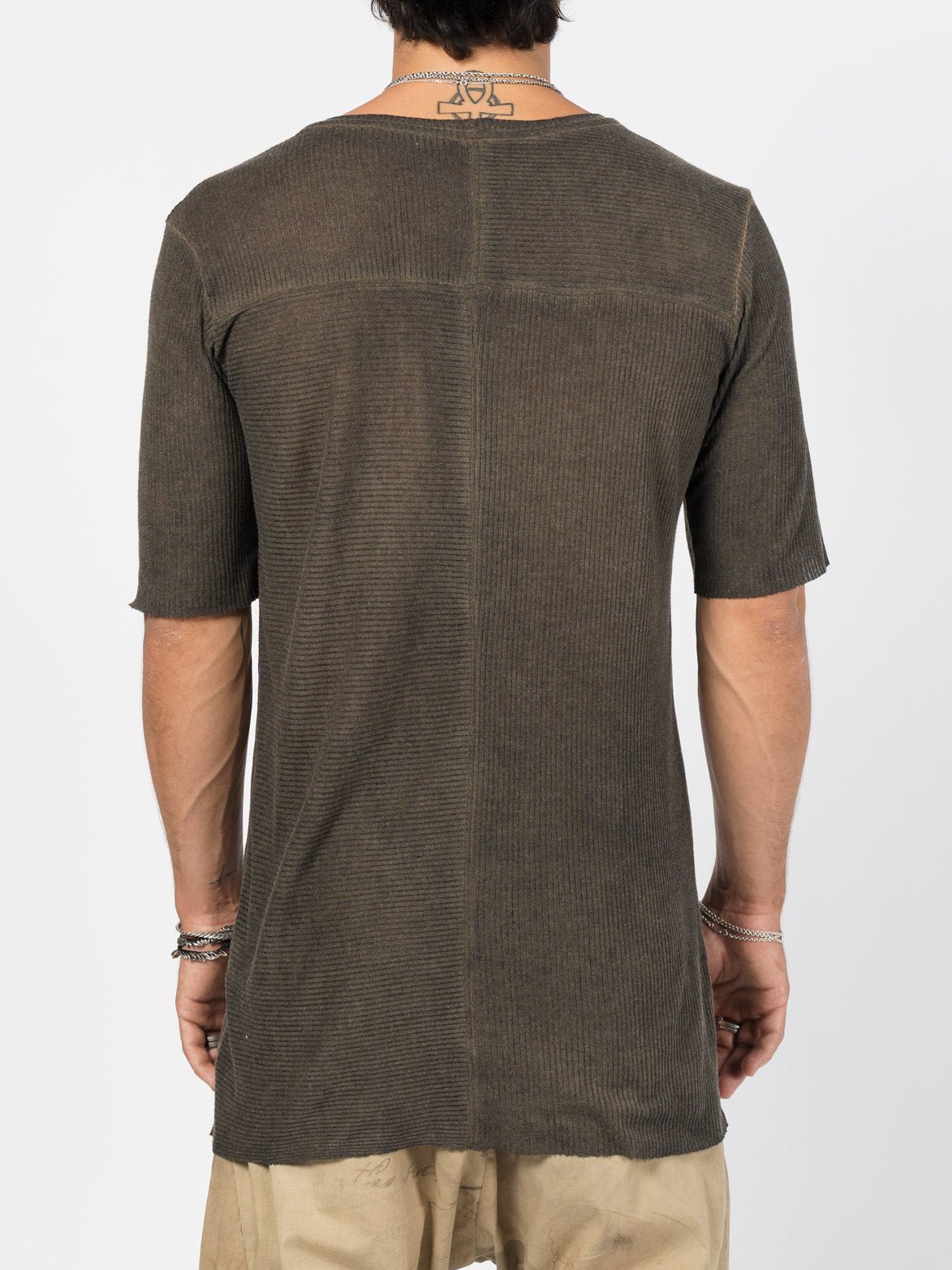 AITO Ribbed Cotton T-Shirt in Charcoal — back view on the model, showing the shoulder yoke and full-length centre-back seam.