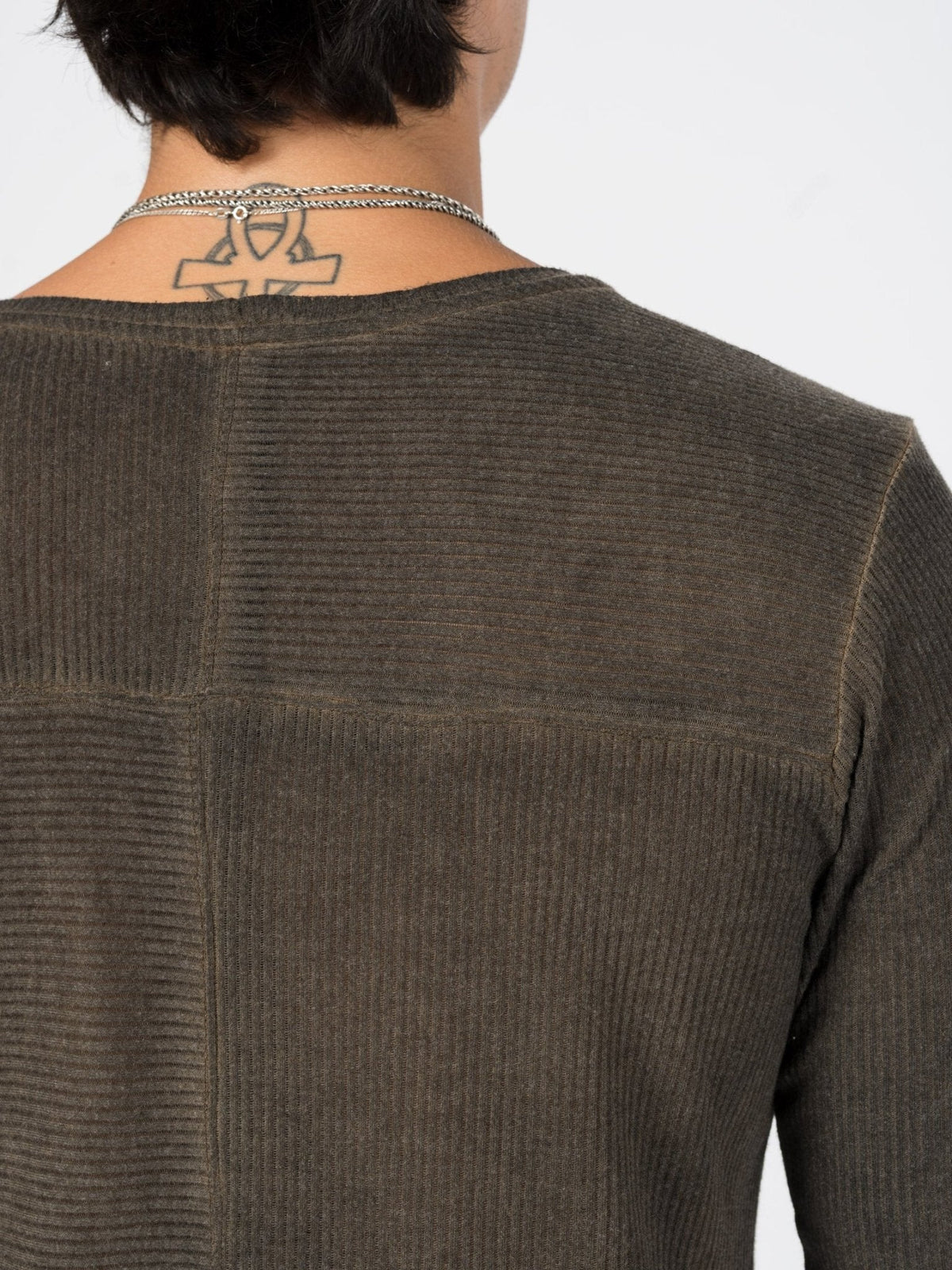 AITO Ribbed Cotton T-Shirt in Charcoal — close-up of the upper back, panelled rib blocks and mottled garment-dye.