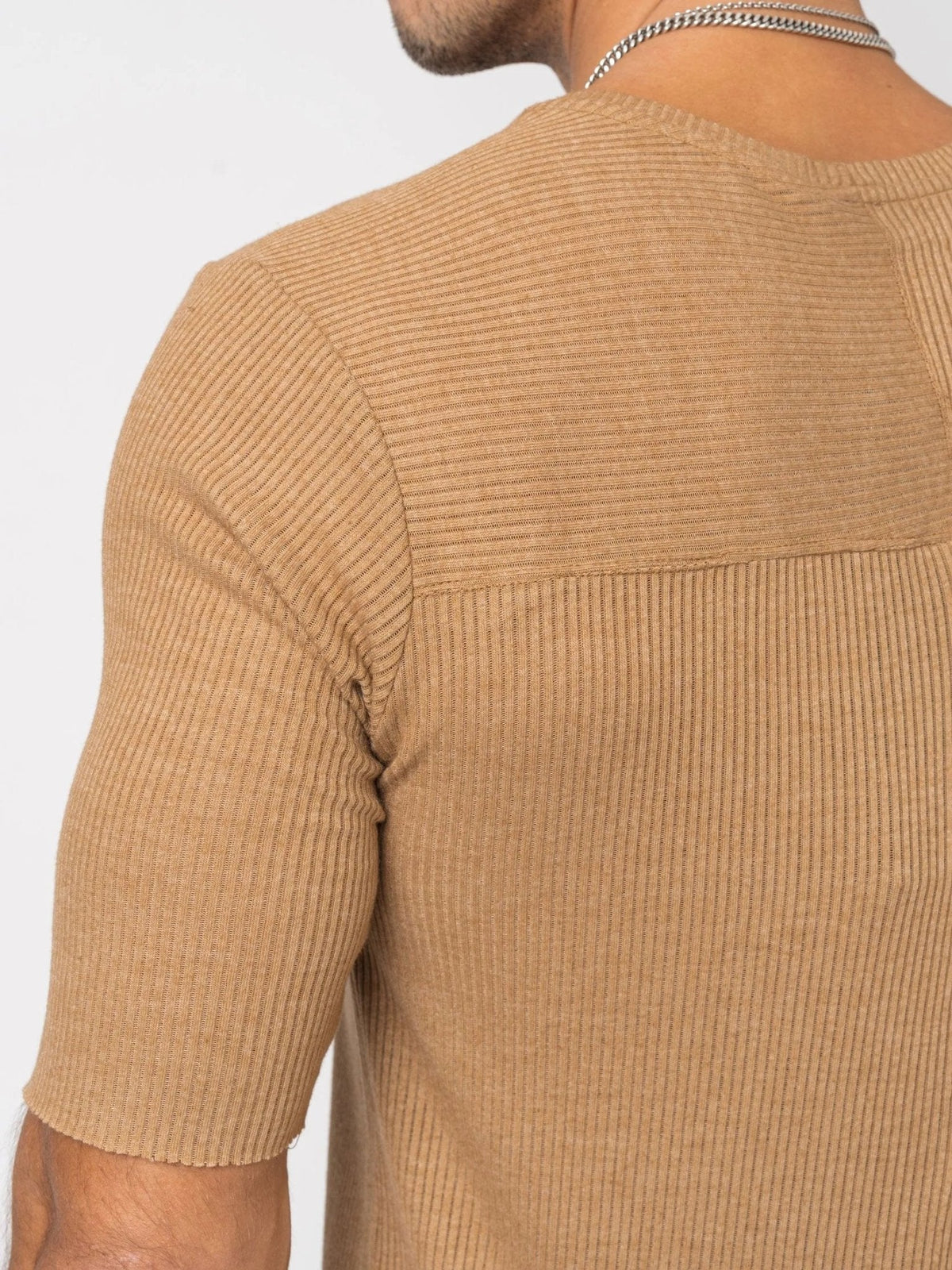 AITO Ribbed Cotton T-Shirt in Moka — close-up of the upper-back yoke seam and raw-cut sleeve edge